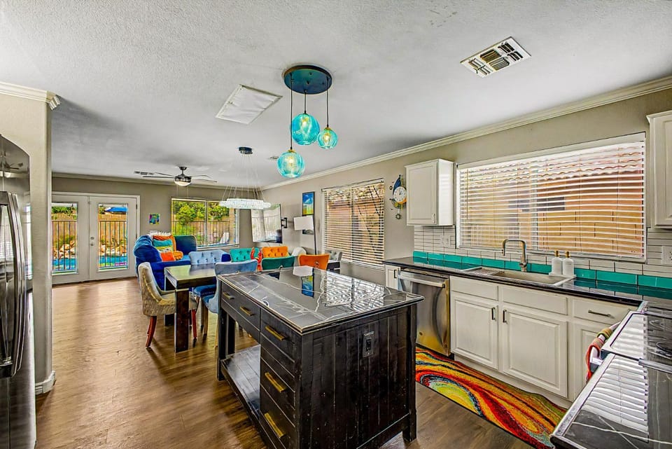 Family Fun House Close to Everything Villa in Glendale
