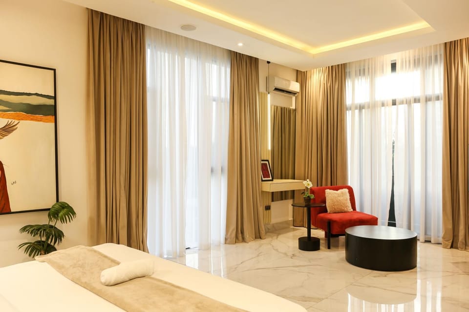 Bed, Photo of the whole room, Seating area, Bedroom, towels, air conditioner