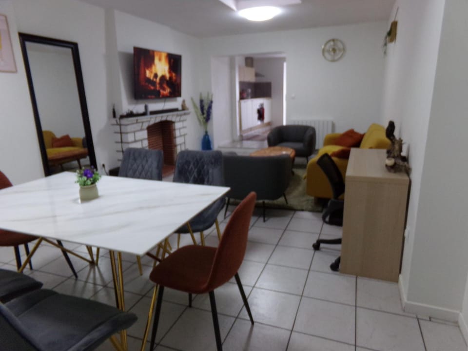 TV and multimedia, Living room, Seating area, Dining area