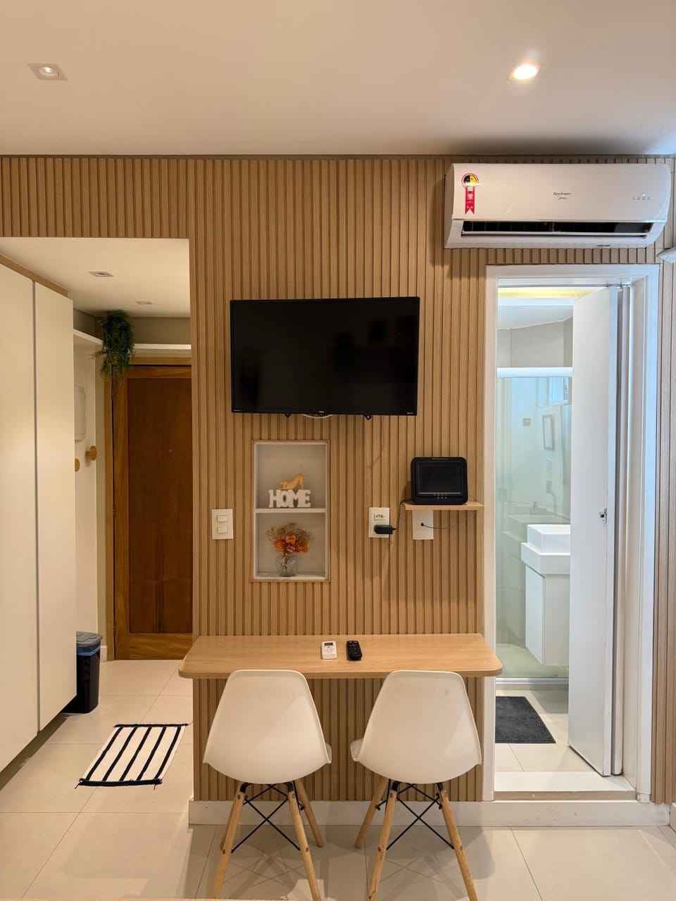 Kitchen or kitchenette, Dining area, air conditioner