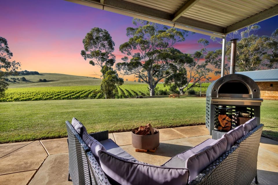 Property building, Patio, Day, Natural landscape, Garden, Garden view, Area and facilities
