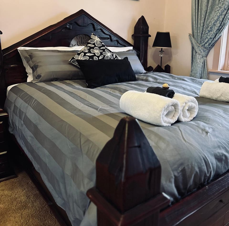 Bed, Bedroom, towels