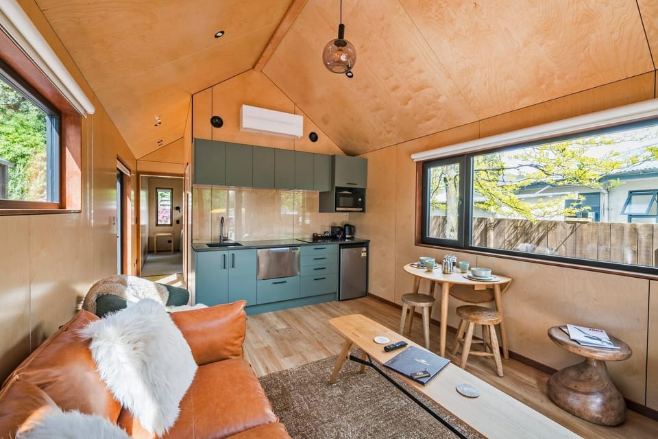 Kitchen or kitchenette, Living room, Seating area, Dining area, stove