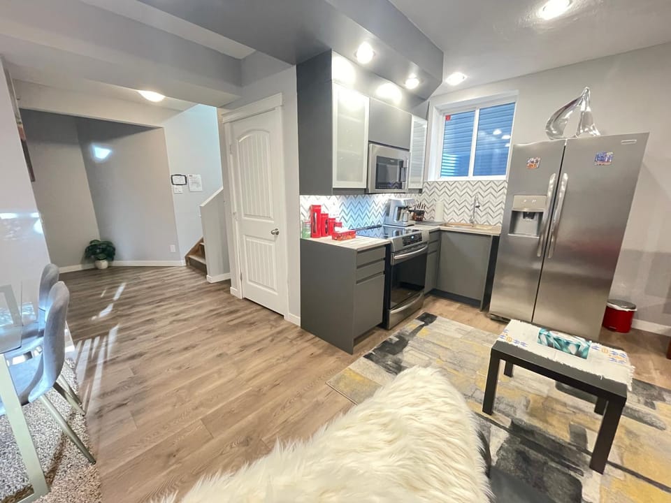 Kitchen or kitchenette, oven