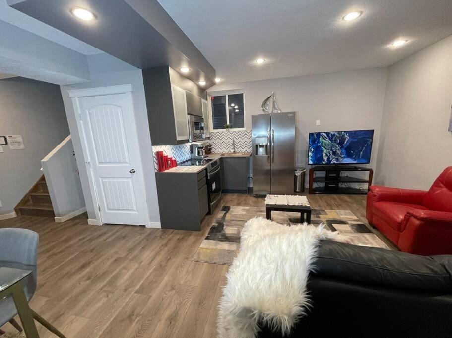 TV and multimedia, Kitchen or kitchenette, Living room, Seating area, oven, stove
