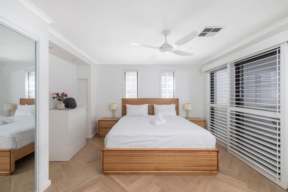 Chapeau Beach House- Walk to the beach House in Shoal Bay