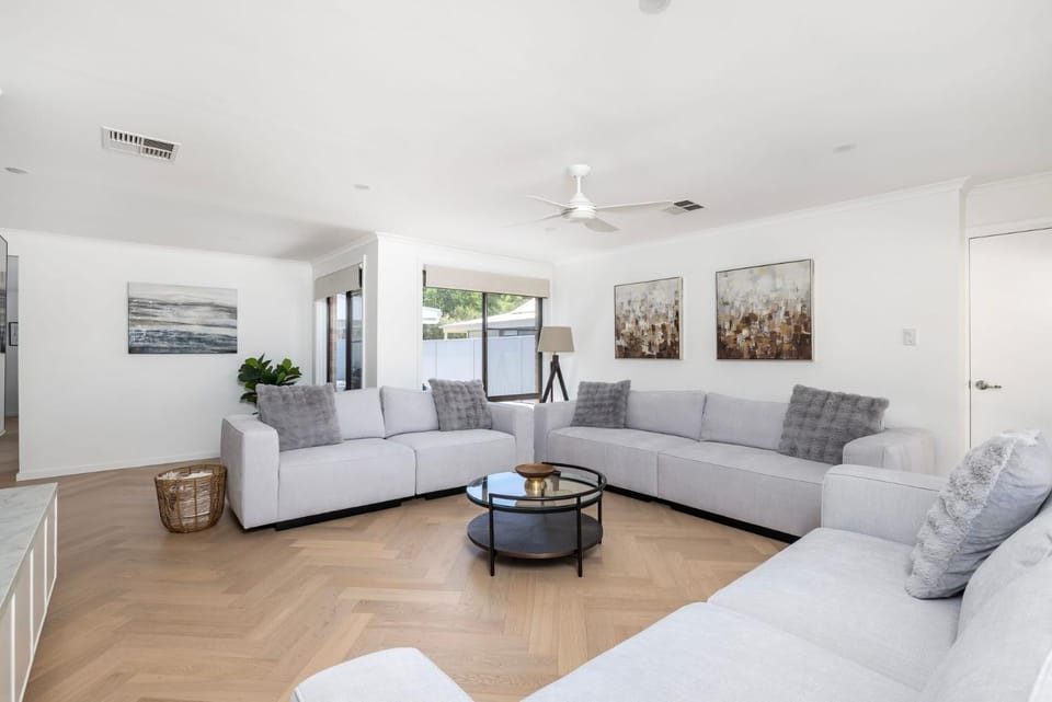 Chapeau Beach House- Walk to the beach House in Shoal Bay