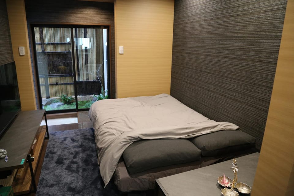 Bed, Living room
