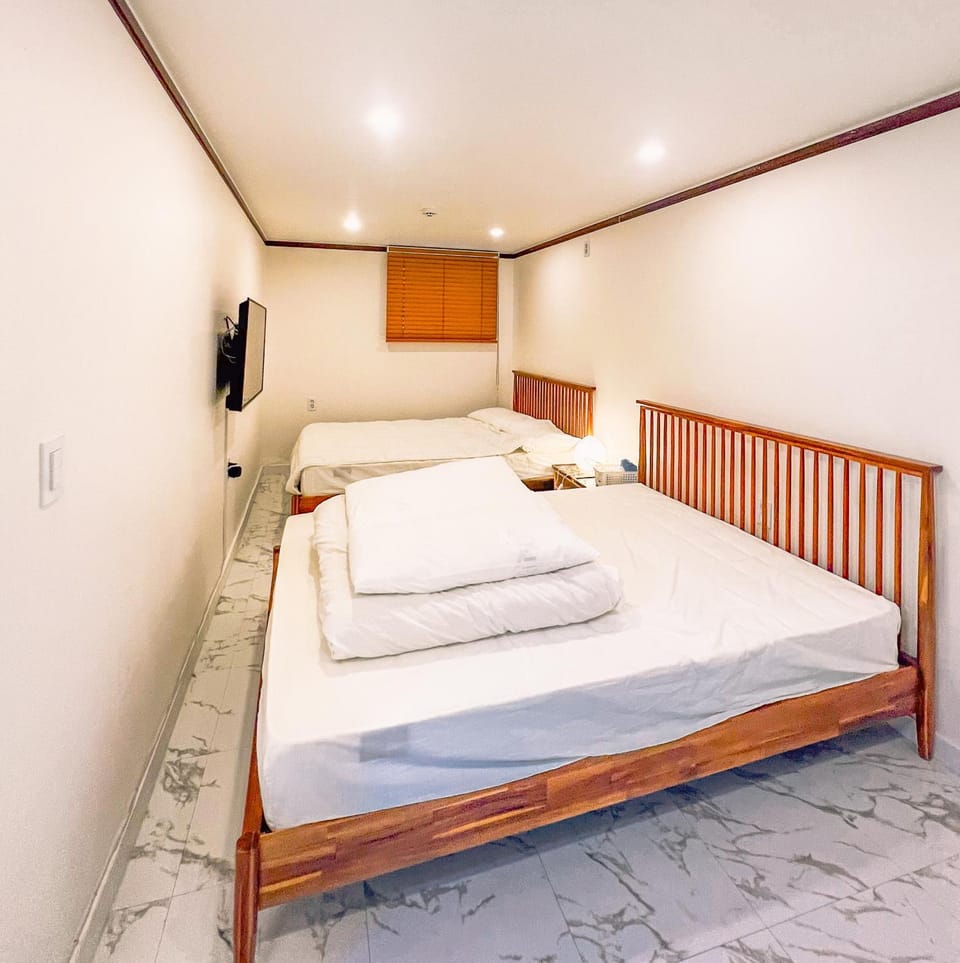 Bed, TV and multimedia, Bedroom