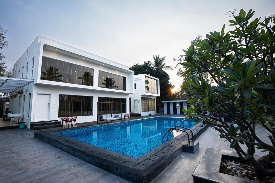 Swimming pool, sunbed