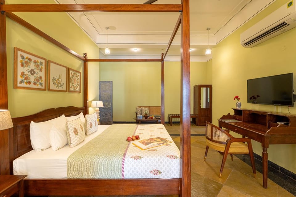 Bed, TV and multimedia, Photo of the whole room, Seating area, Bedroom, wardrobe, air conditioner