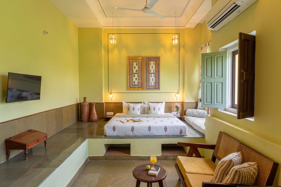 Bed, TV and multimedia, Photo of the whole room, Seating area, Bedroom, air conditioner
