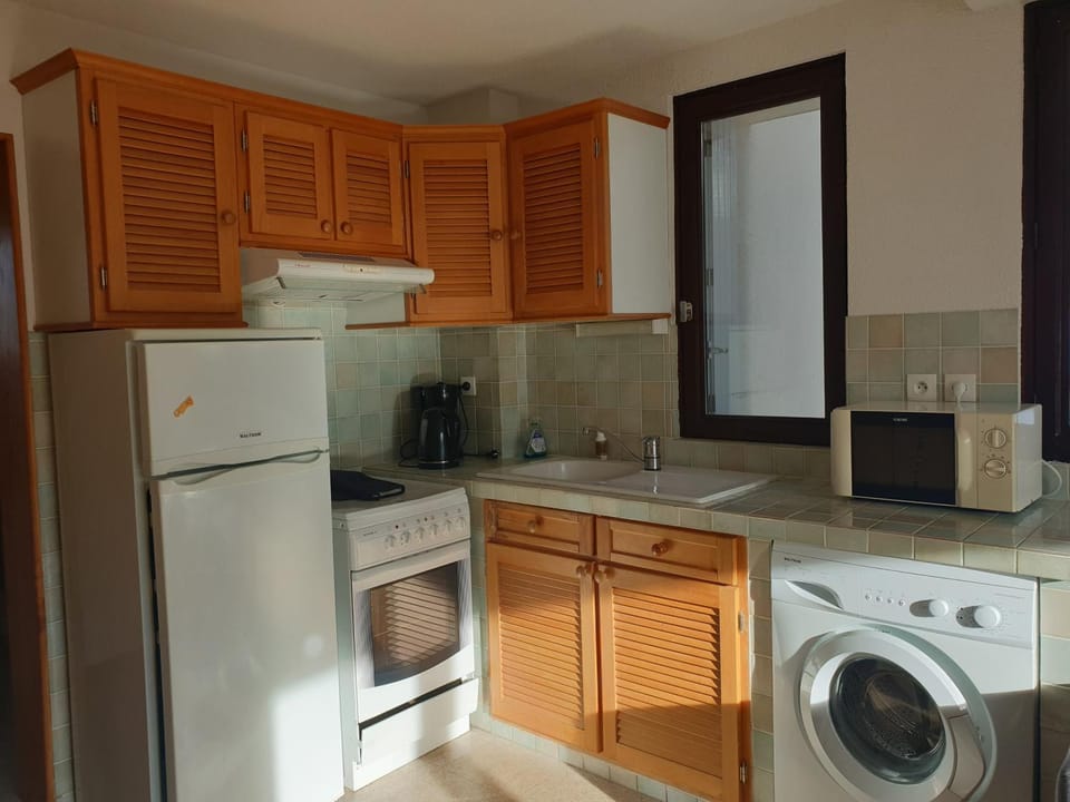 Kitchen or kitchenette, oven, stove, toaster, washing machine