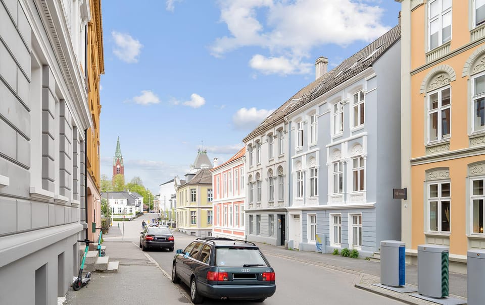 Facade/entrance, Neighbourhood