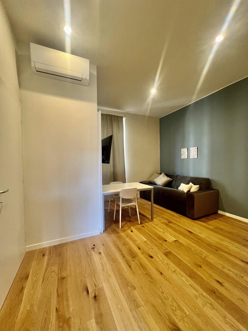 Living room, Seating area, air conditioner