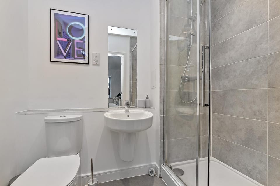 Stunning Two Bedroom-Free Parking-Central Location-Two Bathrooms-Close to Airport & Station Apartment in Luton