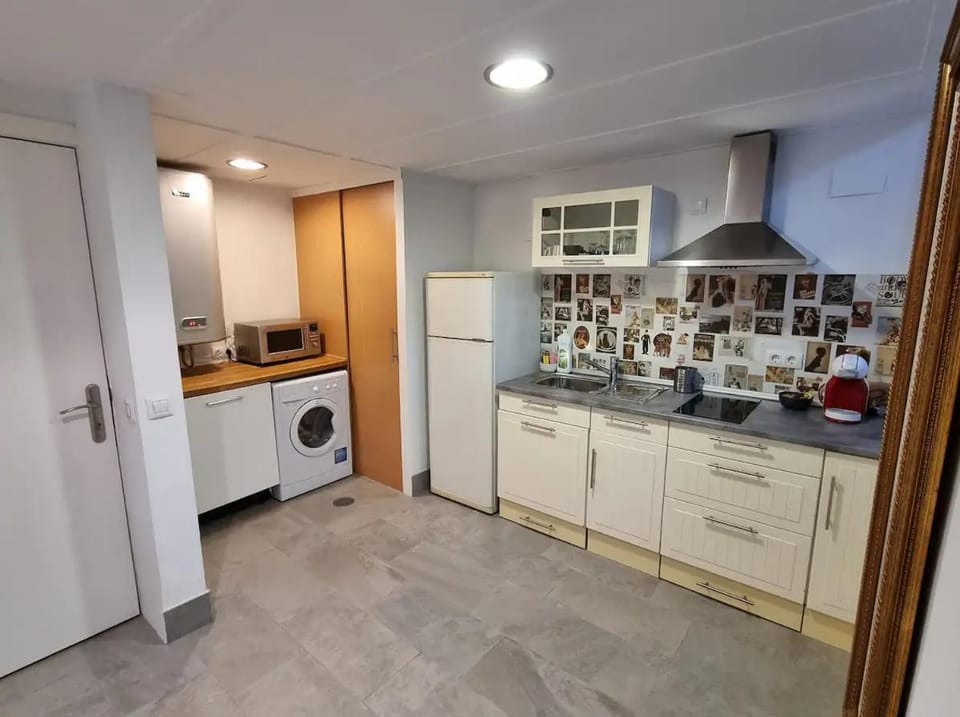 Coffee/tea facilities, Kitchen or kitchenette, stove, toaster, washing machine