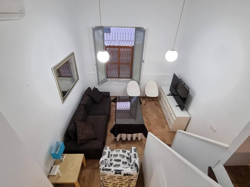 Bed, TV and multimedia, Living room