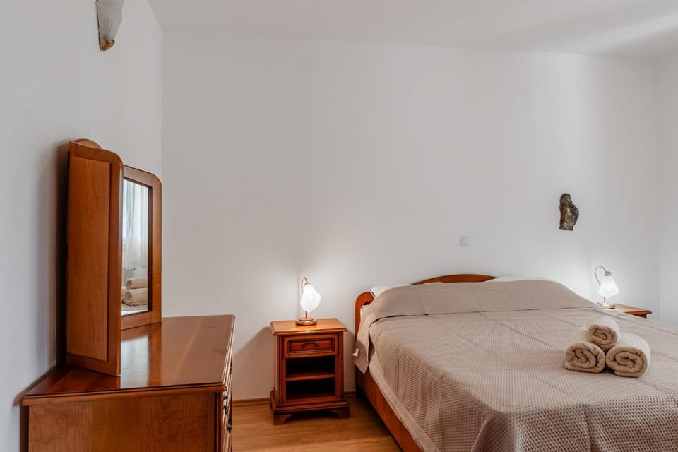 Bed, Bedroom, towels