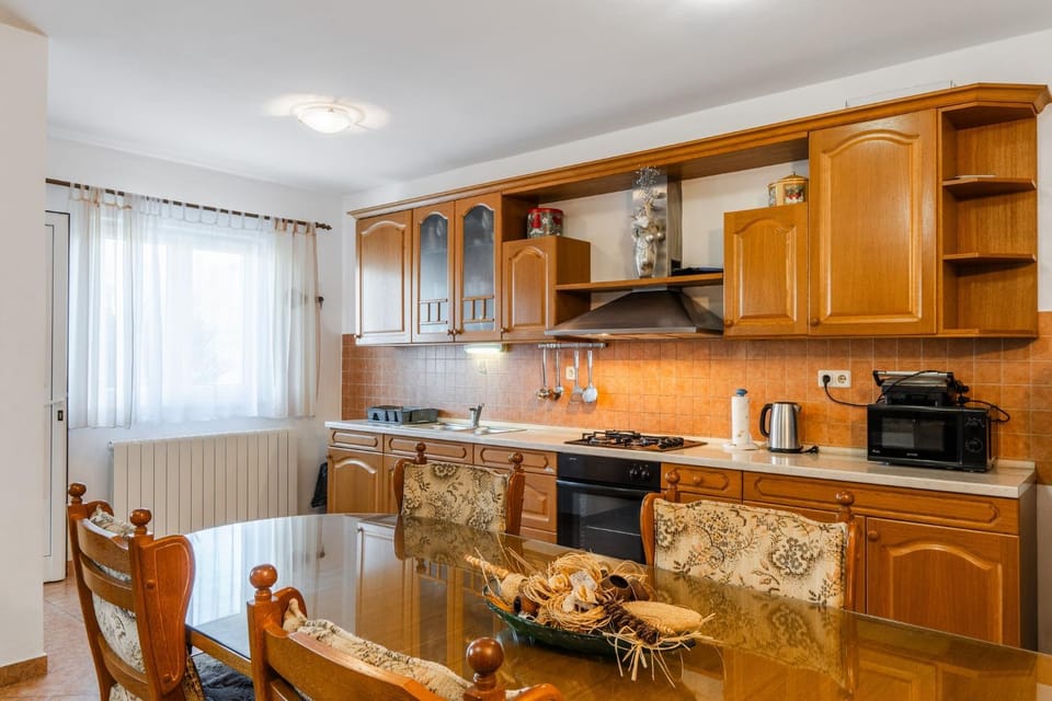 Coffee/tea facilities, Kitchen or kitchenette, Dining area, oven, stove, toaster