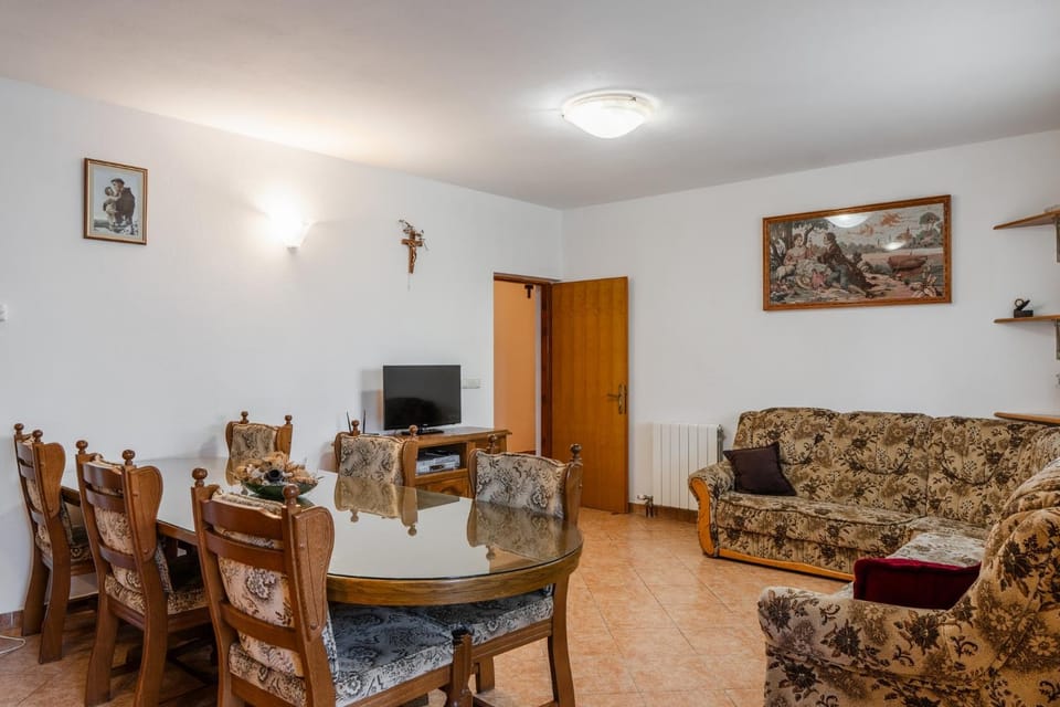 TV and multimedia, Living room, Seating area, Dining area