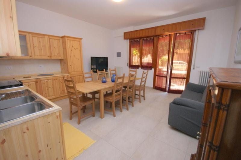 TV and multimedia, Kitchen or kitchenette, Living room, Seating area, Dining area, pet friendly, stove