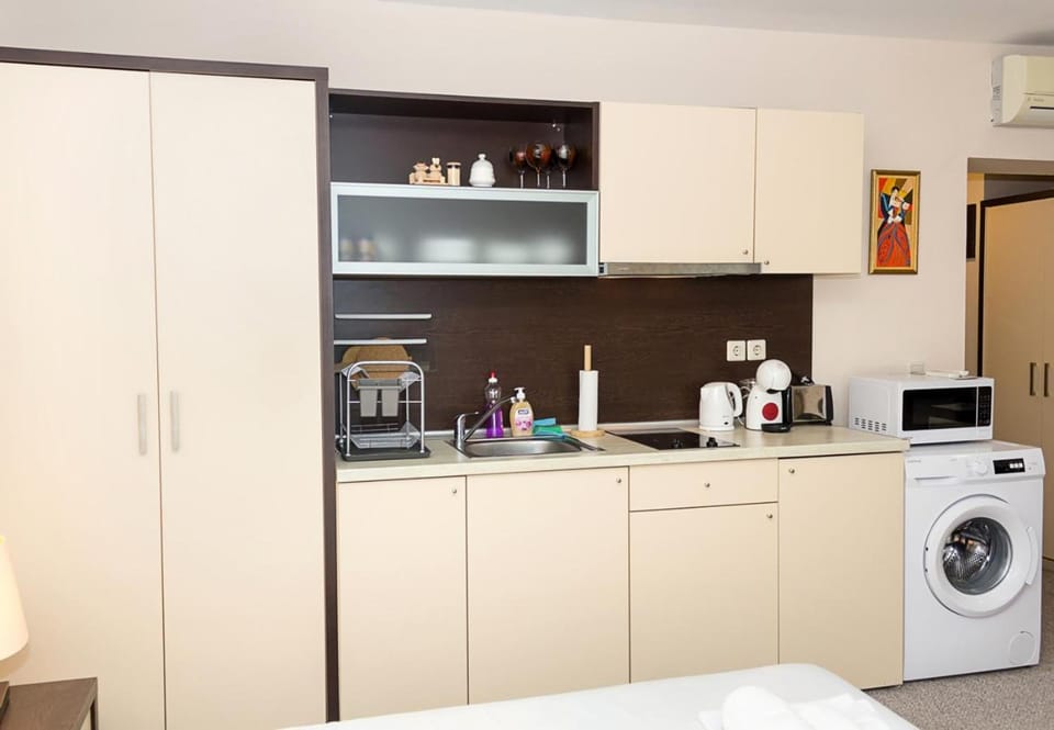 Coffee/tea facilities, Kitchen or kitchenette, oven, stove, toaster, washing machine