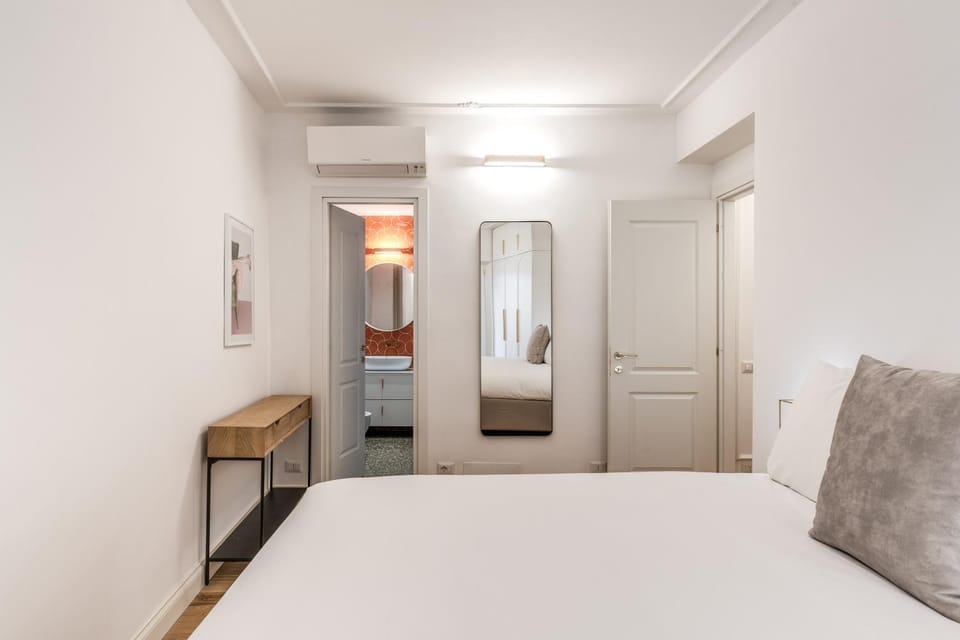 Silent 2 Bdrm heart of Trastevere Apartment in Rome