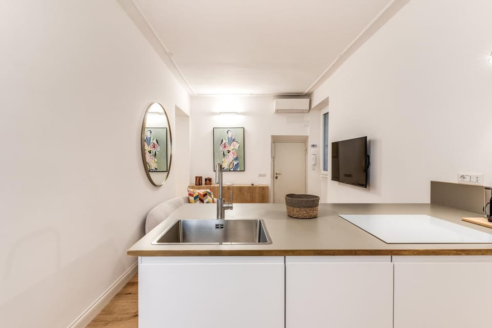Silent 2 Bdrm heart of Trastevere Apartment in Rome
