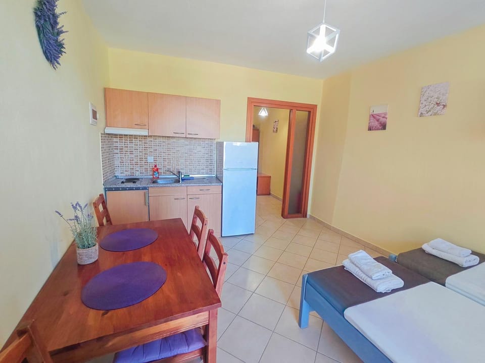 Bed, Kitchen or kitchenette, Dining area
