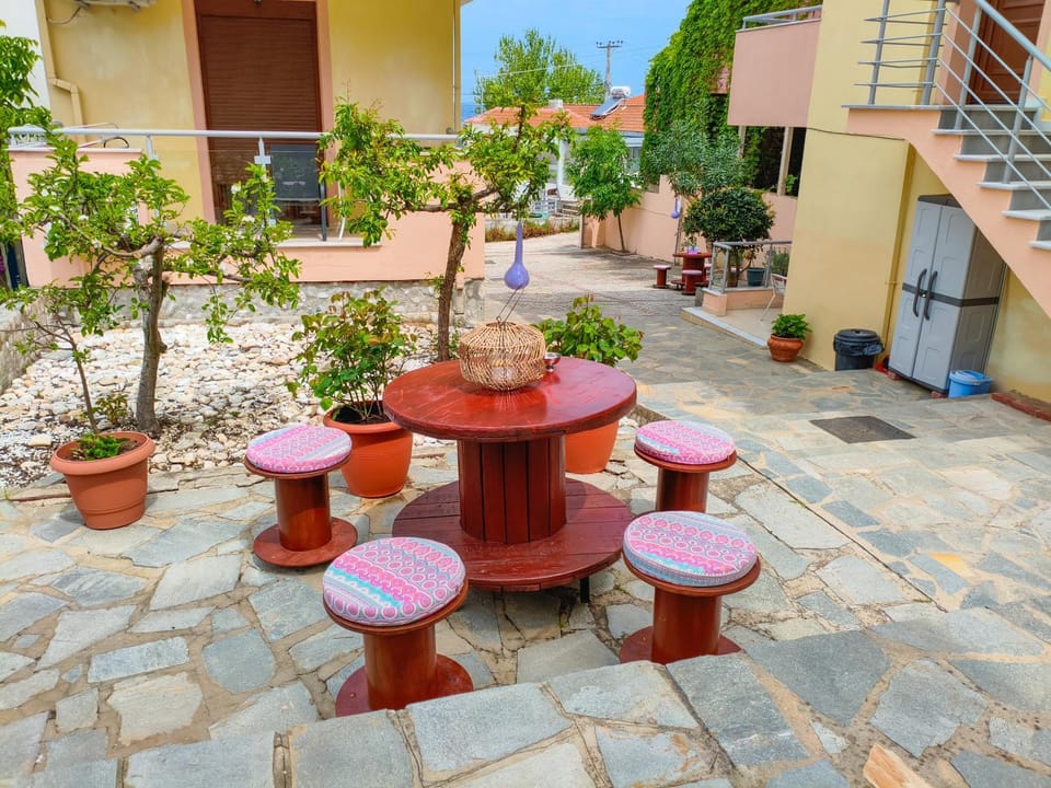 Property building, Patio, Spring, Day, Garden, Garden view
