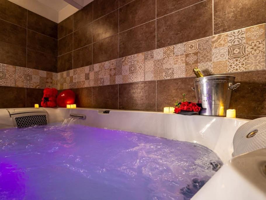 Hot Tub, Hot Tub