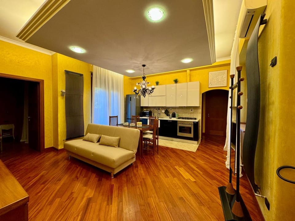 Kitchen or kitchenette, Living room, Seating area, Dining area
