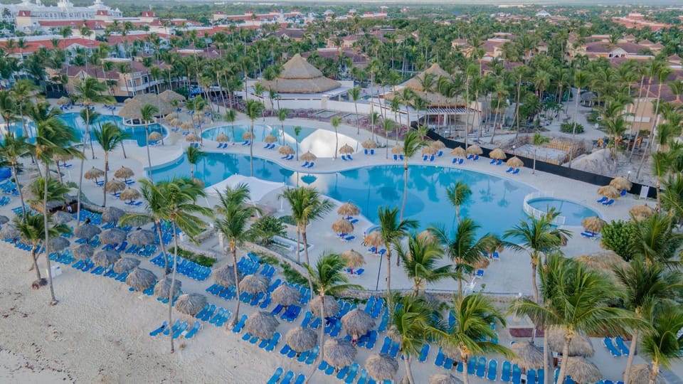 Day, Neighbourhood, Natural landscape, Bird's eye view, Beach, City view, Pool view, Street view, Swimming pool, Location, sunbed