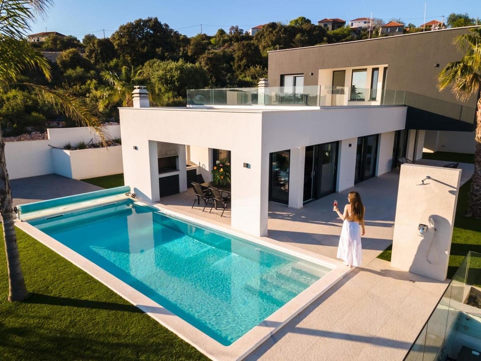 Property building, Garden, Pool view, Swimming pool