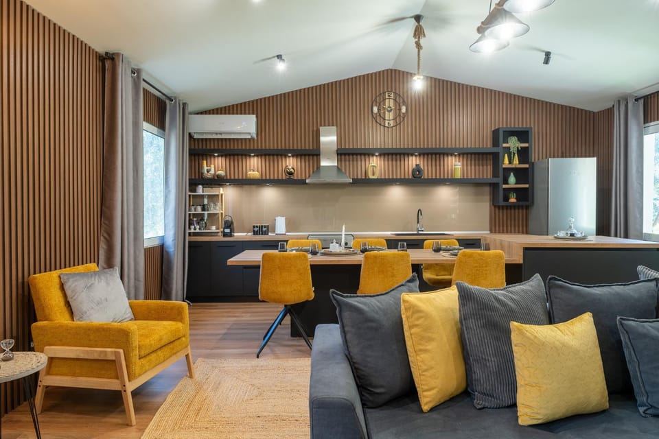 Kitchen or kitchenette, Living room, Seating area, Dining area