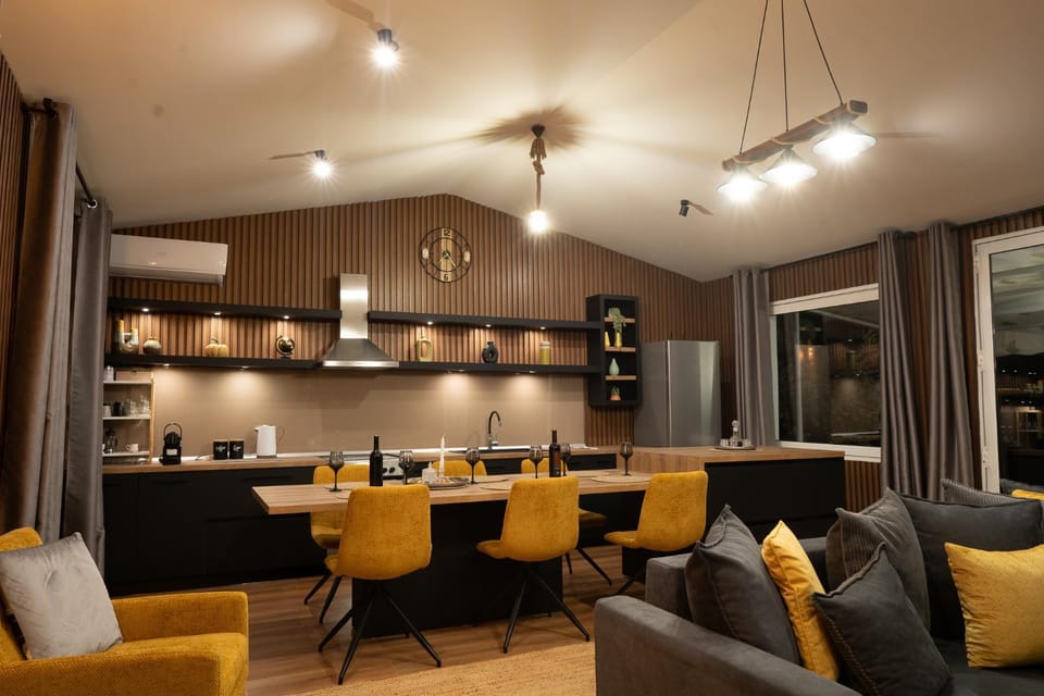 Kitchen or kitchenette, Living room, Seating area