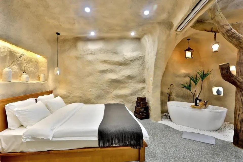 Bed, Living room, Photo of the whole room, Bath, towels