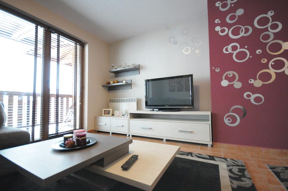 TV and multimedia, Living room, Seating area, Dining area, Evening entertainment