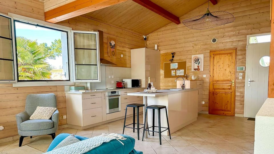 Kitchen or kitchenette, Living room, Dining area, minibar, oven, stove