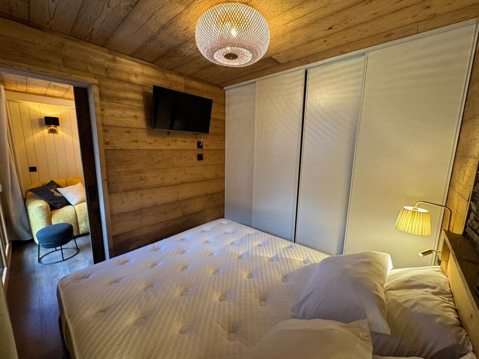 Bed, TV and multimedia, Photo of the whole room, Bedroom, wardrobe