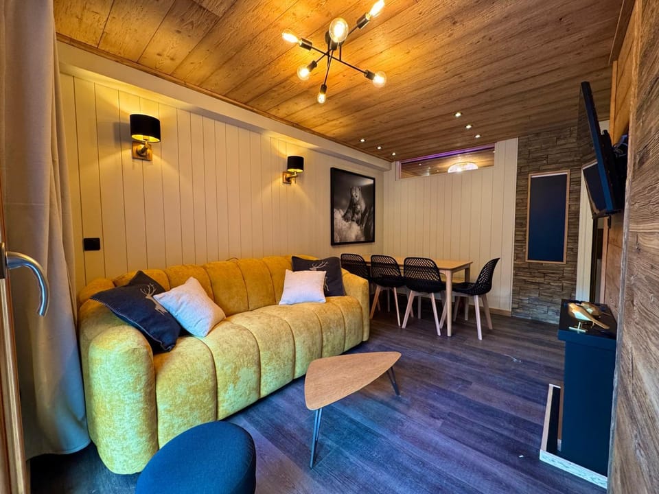 Living room, Seating area, Dining area