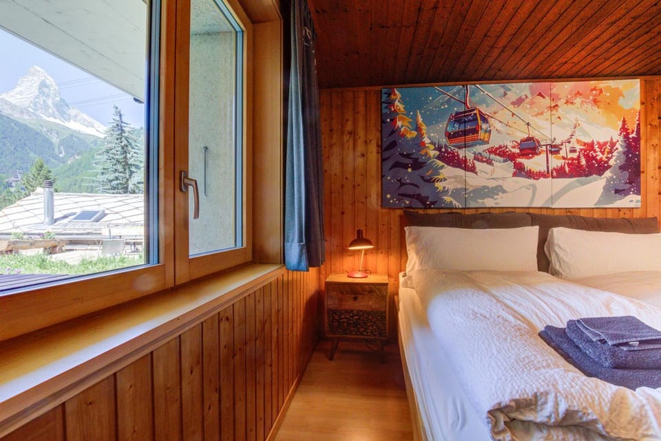 Bedroom, Mountain view