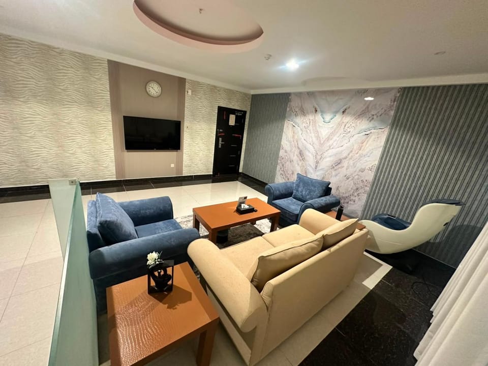TV and multimedia, Living room, Seating area, Evening entertainment