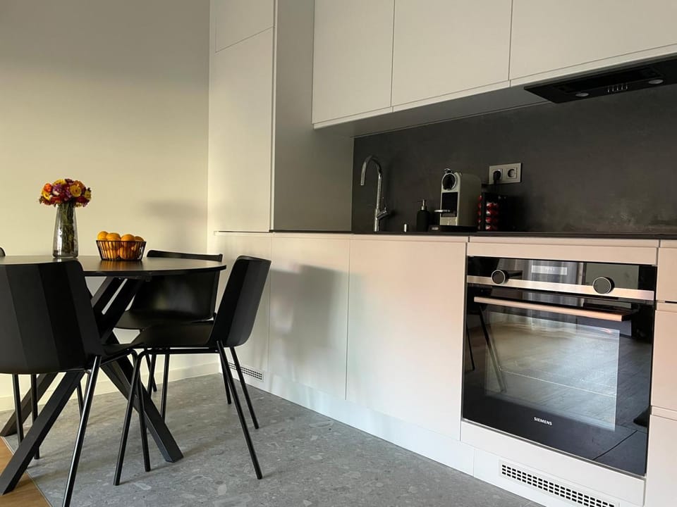Coffee/tea facilities, Kitchen or kitchenette, Dining area, dishwasher, oven, stove