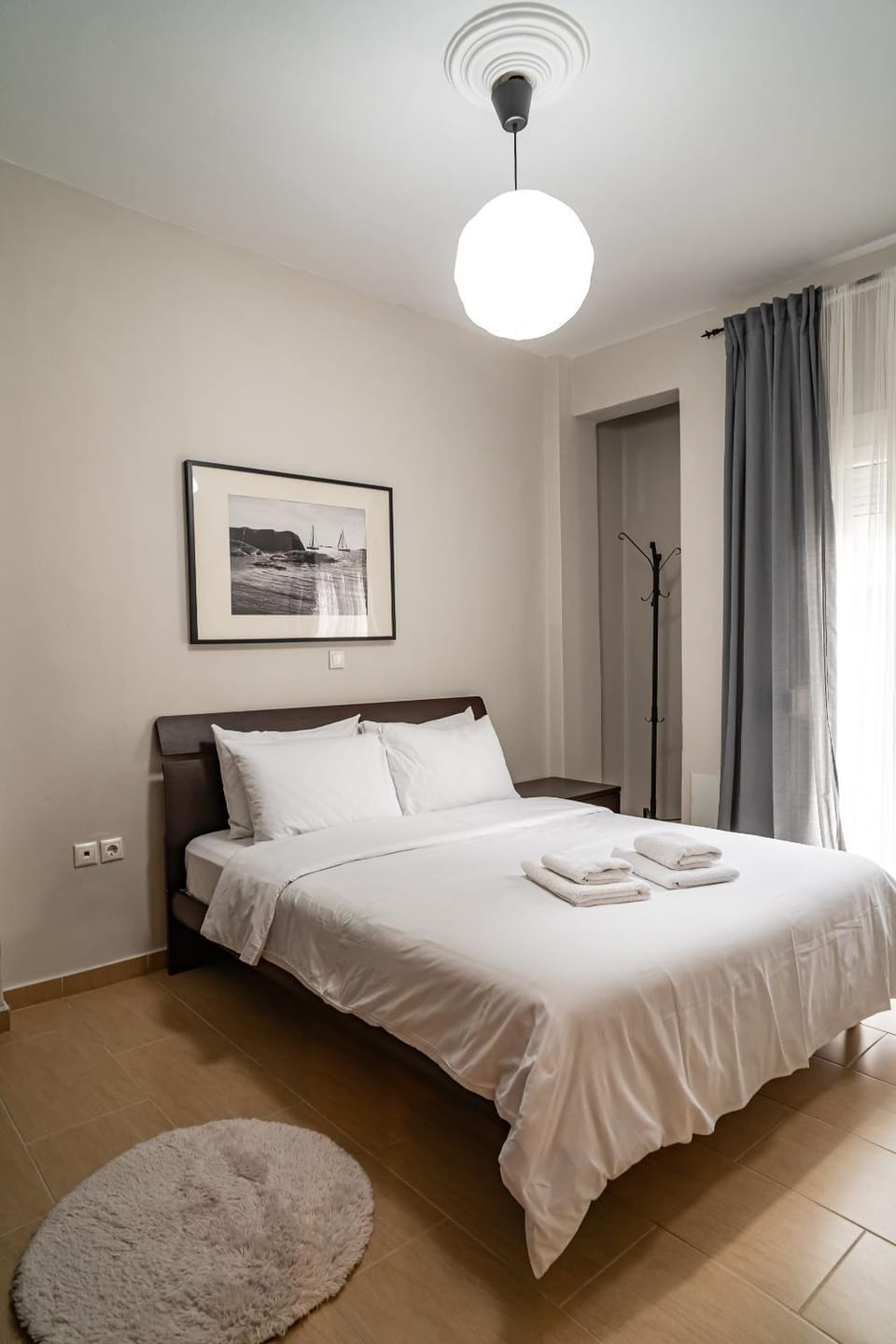 Bed, Photo of the whole room, Decorative detail, Bedroom, towels