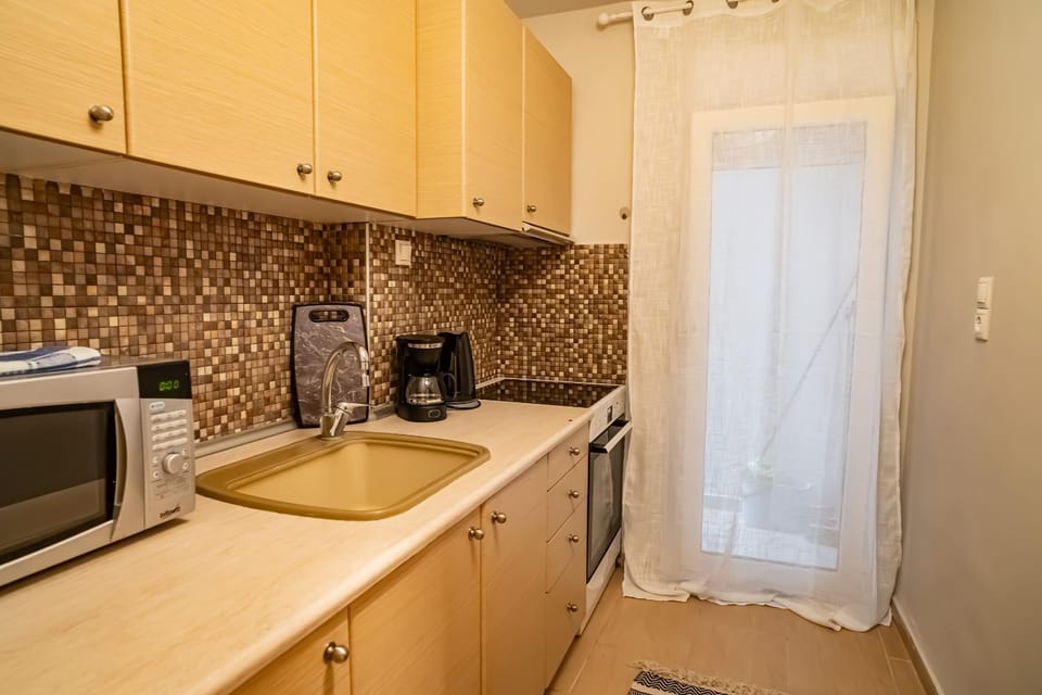 Coffee/tea facilities, Kitchen or kitchenette, Photo of the whole room, microwave, oven, stove, kitchen