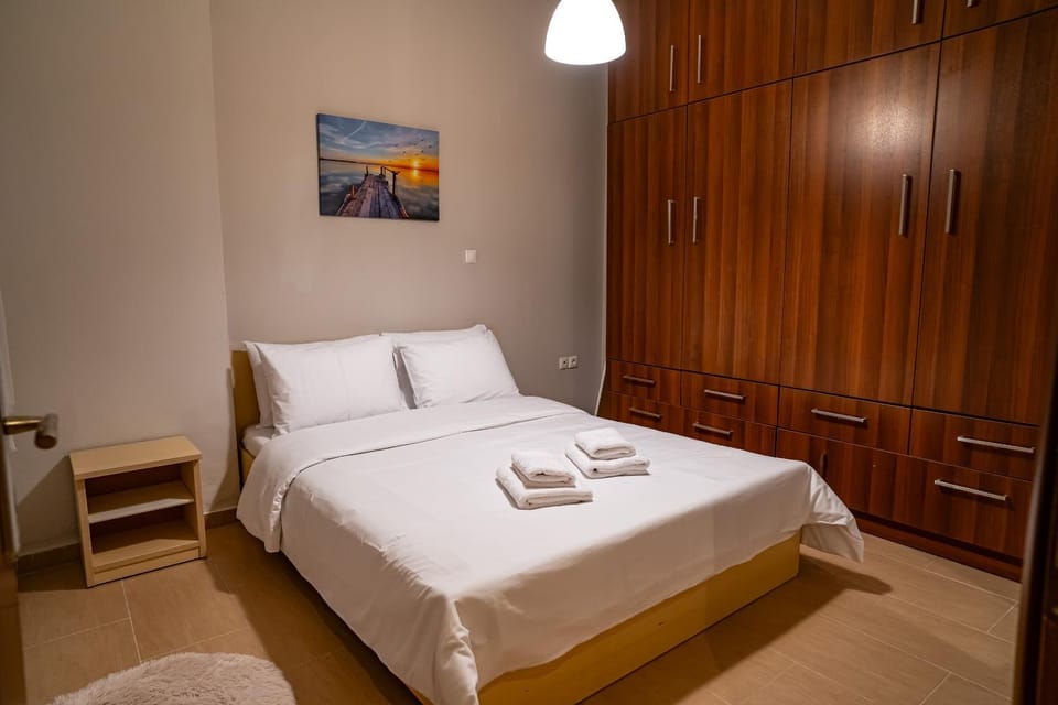 Bed, Photo of the whole room, Decorative detail, Bedroom, towels, wardrobe