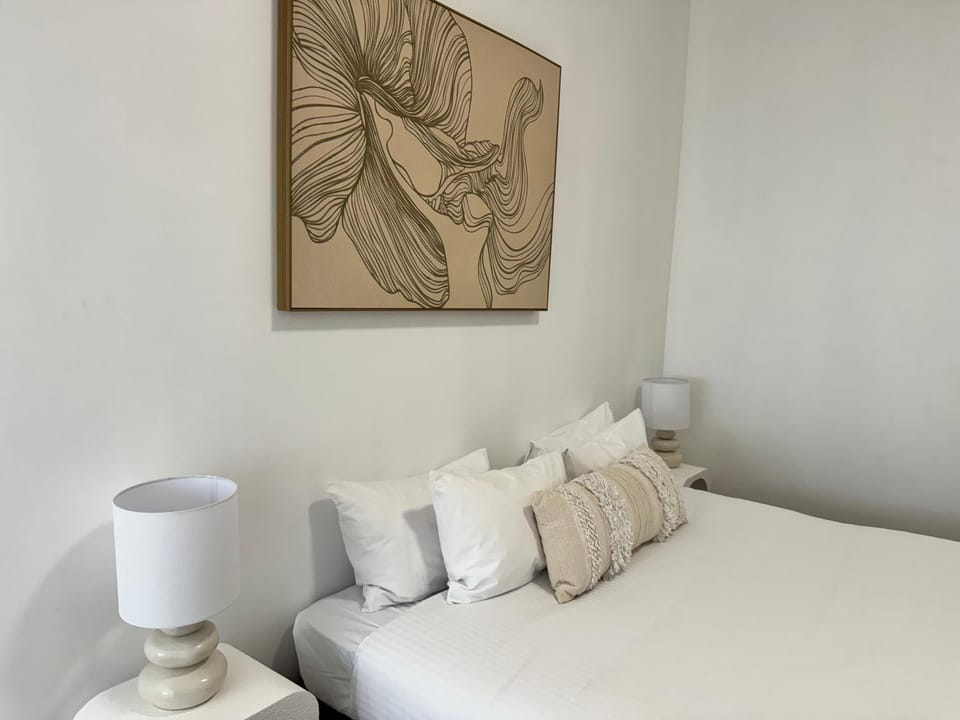 Bed, Photo of the whole room, Decorative detail, Bedroom