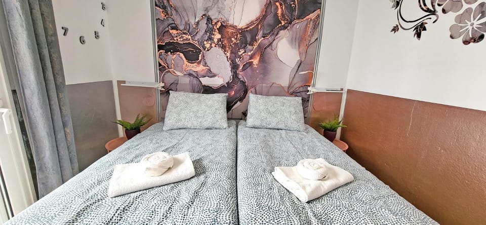 Bed, Photo of the whole room, Bedroom, towels